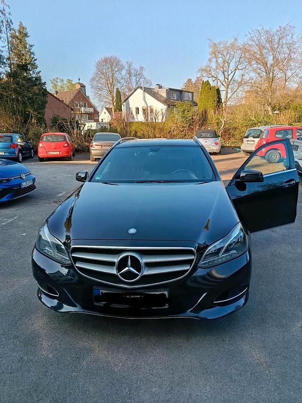 Schwarz Gebraucht 2013 Mercedes E200 Kombi | 11.500 € (Etwas zu teuer) - Bild 1/4