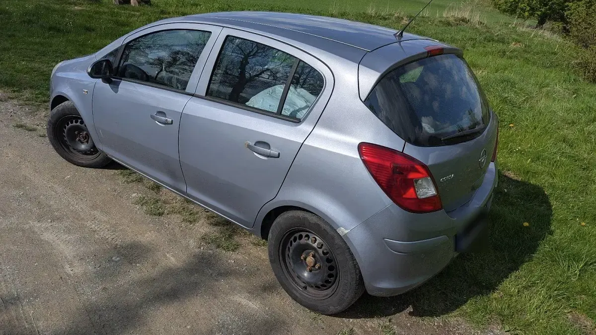 Używany Opel Corsa Edition 90 KM (66 kW) 2009 Srebrny Hatchback