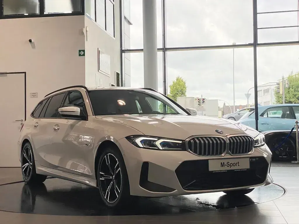 Gebraucht BMW 320e M Sport 204 PS (150 kW) 2023 Weiß Limousine