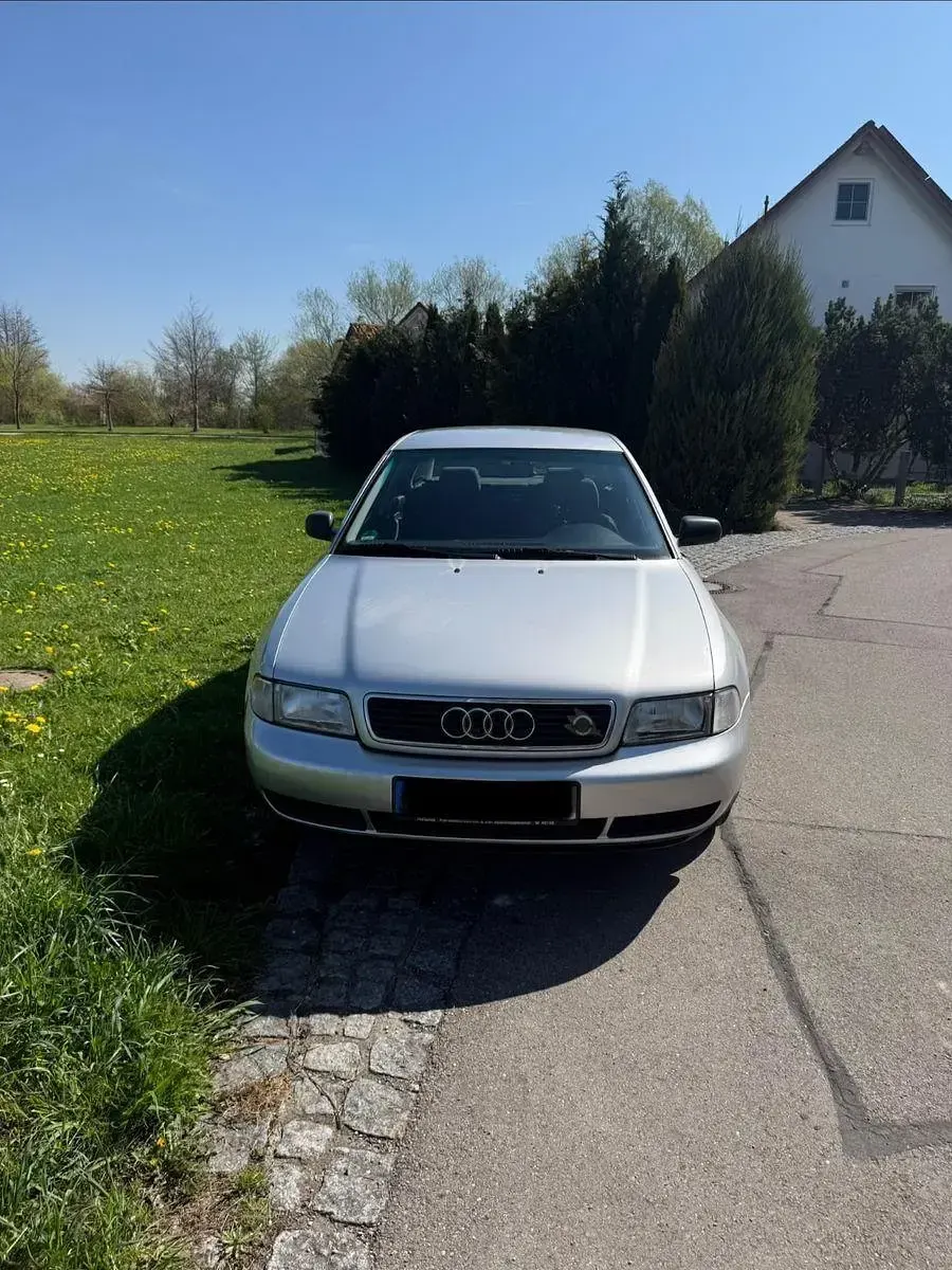 Second-hand Audi A4 101 CP (74 kW) 1995 Gri Berlinǎ