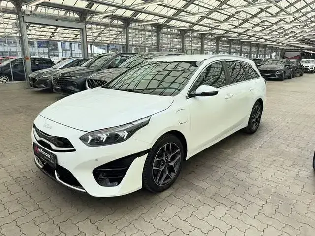 Gebraucht Kia Ceed Platinum Edition 141 PS (103 kW) 2023 Weiß Kleinwagen