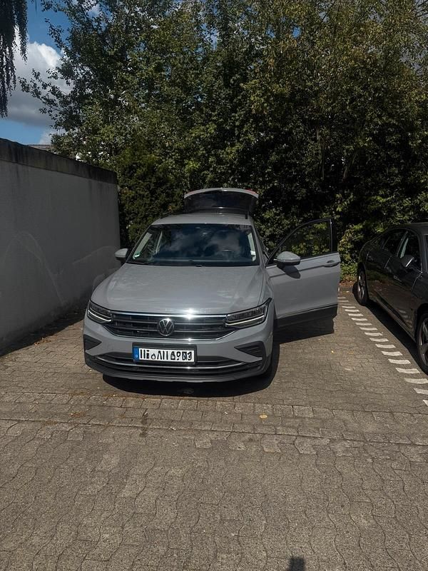 Grau Gebraucht 2022 VW Tiguan Life SUV | 28.500 € (Fairer Preis) - Bild 1/4