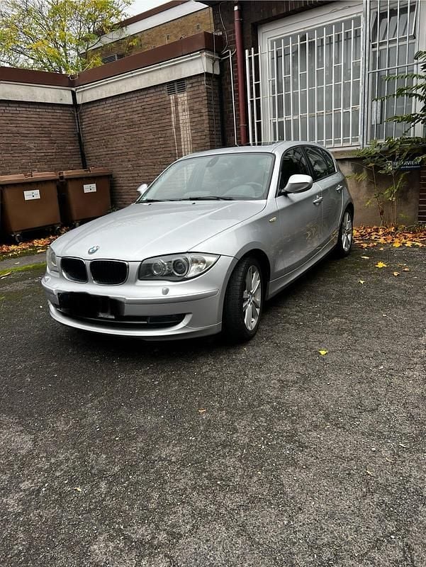 Silber Gebraucht 2011 BMW 118 Kleinwagen | 5.990 € (Guter Preis) - Bild 1/4