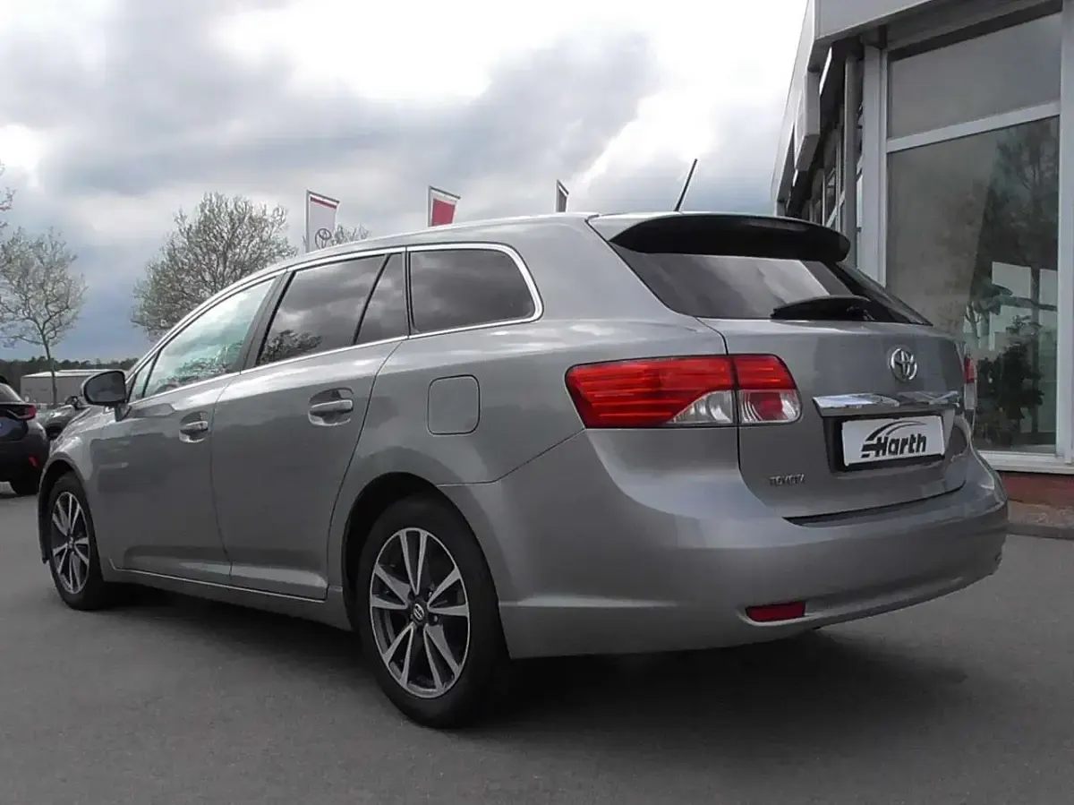 Gebraucht Toyota Avensis 150 PS (110 kW) 2013 New medium silver Kombi