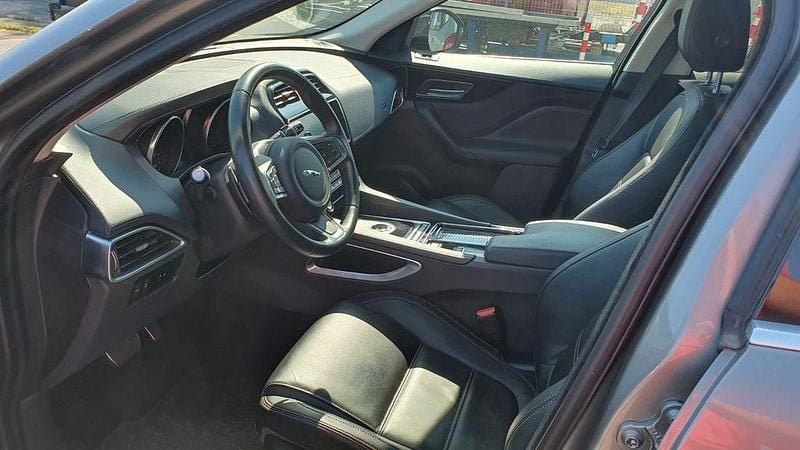 Beige Gebraucht 2018 Jaguar F-Pace R-Sport SUV | 22.199 € (Superpreis) - Bild 1/4