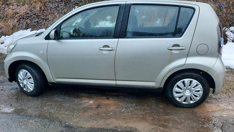 Gebraucht Daihatsu Sirion 90 PS (66 kW) 2010 Grau Kleinwagen