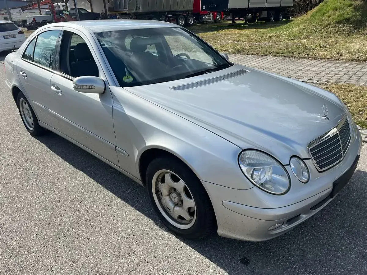 Second-hand Mercedes E220 Elegance 95 CP (69 kW) 2004 Argintiu Berlinǎ