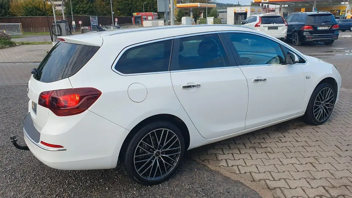 Gebraucht Opel Astra 165 PS (121 kW) 2013 Weiß Kombi