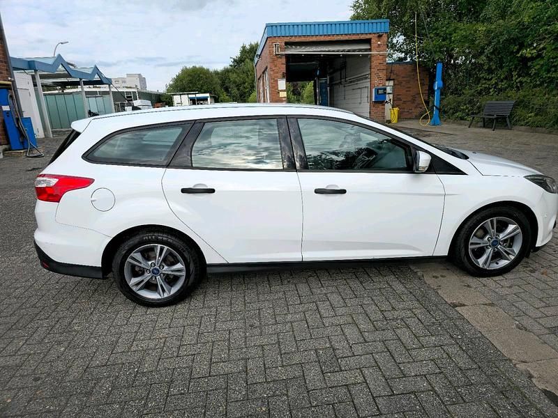 Weiß Gebraucht 2014 Ford Focus Limousine | 4.000 € (Guter Preis) - Bild 1/4