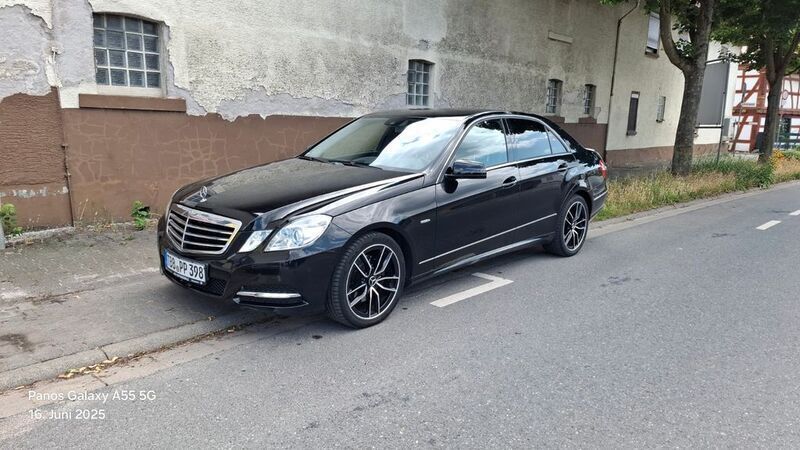 Schwarz Gebraucht 2012 Mercedes E300 Avantgarde Limousine | 12.300 € (Guter Preis) - Bild 1/4