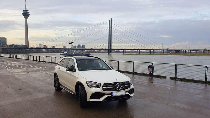 Weiß Gebraucht 2019 Mercedes GLC200 SUV | 36.000 € (Etwas zu teuer) - Bild 1/4