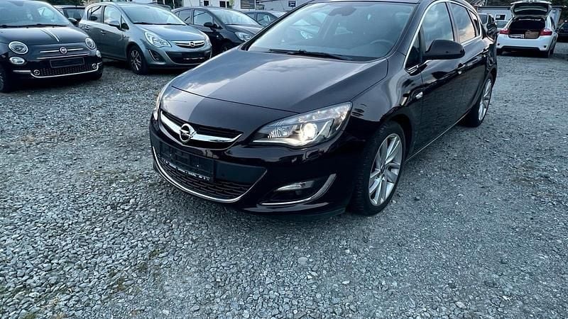 Grün Gebraucht 2014 Opel Astra Limousine | 6.499 € (Fairer Preis) - Bild 1/4
