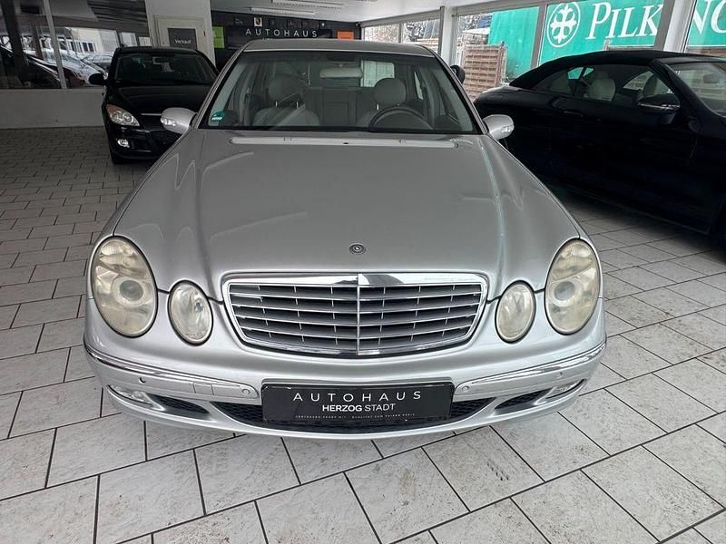 Grau Gebraucht 2003 Mercedes E240 Elegance Limousine | 4.999 € (Fairer Preis) - Bild 1/4