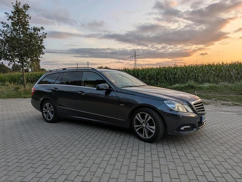 Grau Gebraucht 2010 Mercedes E300 Kombi | 9.500 € (Fairer Preis) - Bild 1/4