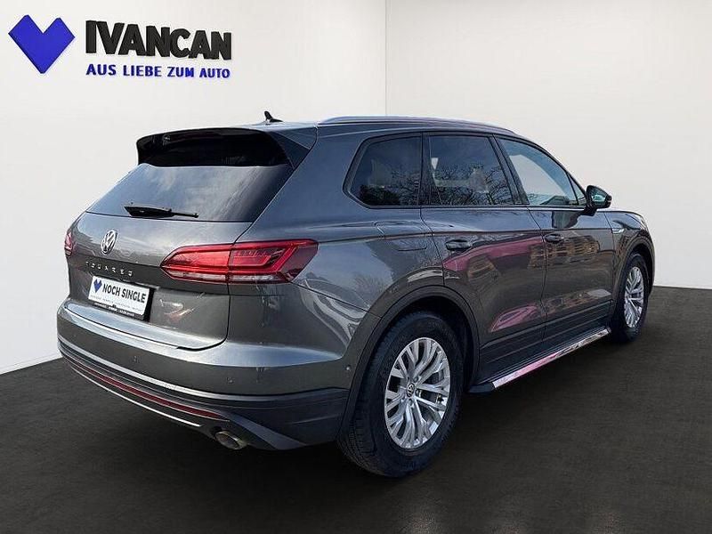 Gebraucht VW Touareg Basis 231 PS (169 kW) 2018 Siliziumgrau metallic SUV