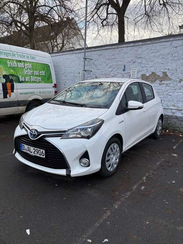 Gebraucht 2015 Toyota Yaris Hybrid Basis Kleinwagen | 10.999 € (Fairer Preis) - Bild 1/4