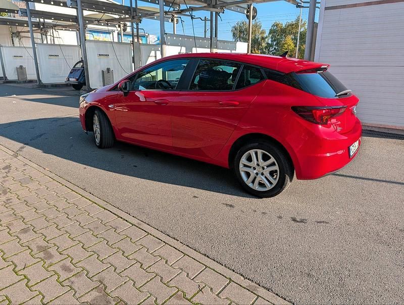Rot Gebraucht 2018 Opel Astra Innovation Limousine | 9.000 € (Guter Preis) - Bild 1/4