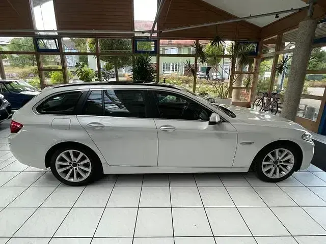 Gebraucht BMW 520 Performance 190 PS (139 kW) 2017 Mineralweiss metallic (metallic) Kombi