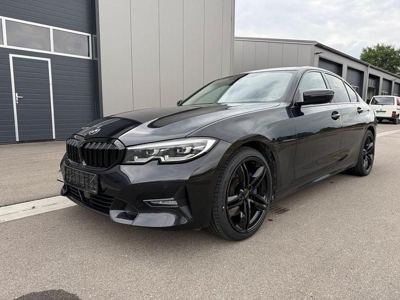 Schwarz Gebraucht 2019 BMW 330 Sport Line Limousine | 27.900 € (Fairer Preis) - Bild 1/4