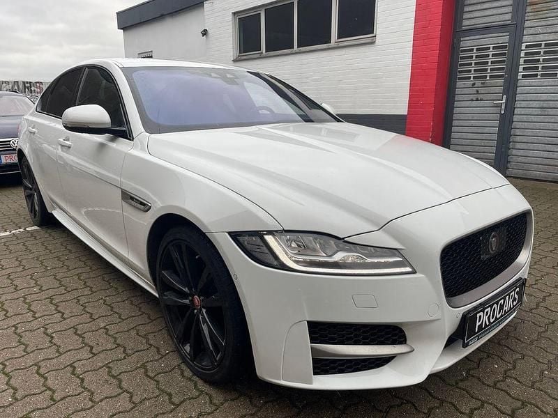 Weiß Gebraucht 2017 Jaguar XF R-Sport Limousine | 15.995 € (Teuer) - Bild 1/4