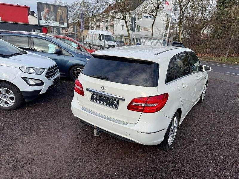 Gebraucht Mercedes B200 156 PS (114 kW) 2012 Weiß Van / Kleinbus