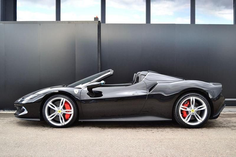 Gebraucht Ferrari 296 829 PS (609 kW) 2024 Schwarz Cabrio