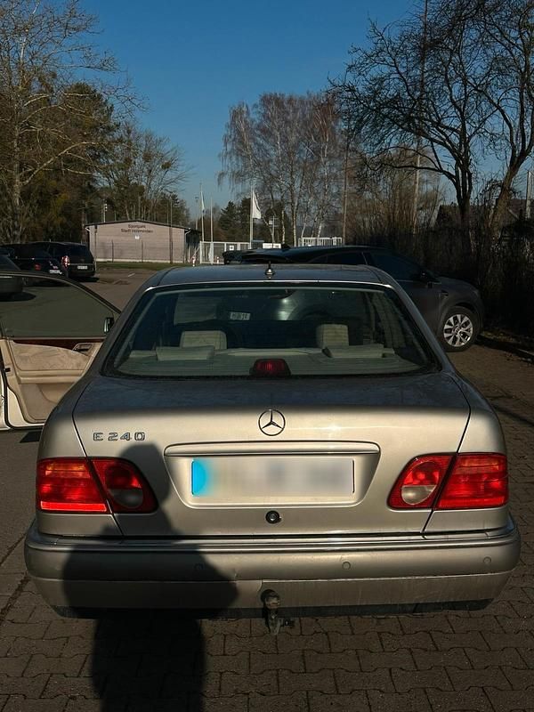 Gebraucht Mercedes E240 170 PS (125 kW) 1998 Beige Limousine