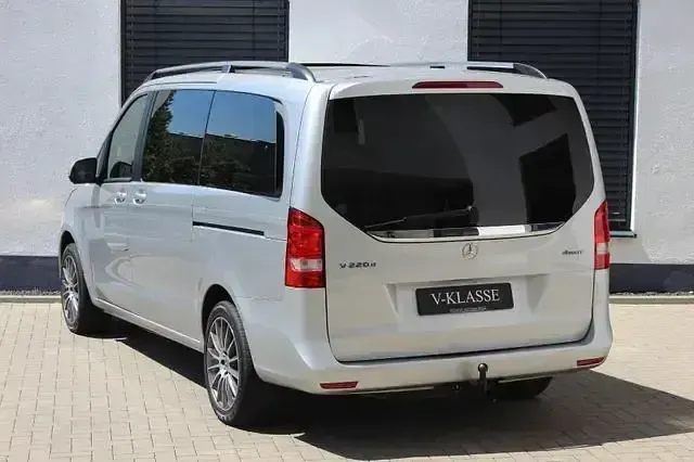 Gebraucht Mercedes V220 Avantgarde 163 PS (119 kW) 2017 Brilliantsilber metallic Van / Kleinbus