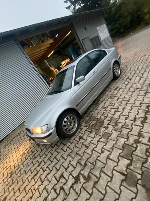 Silber Gebraucht 2002 BMW 320 Basis Limousine | 3.800 € (Fairer Preis) - Bild 1/4
