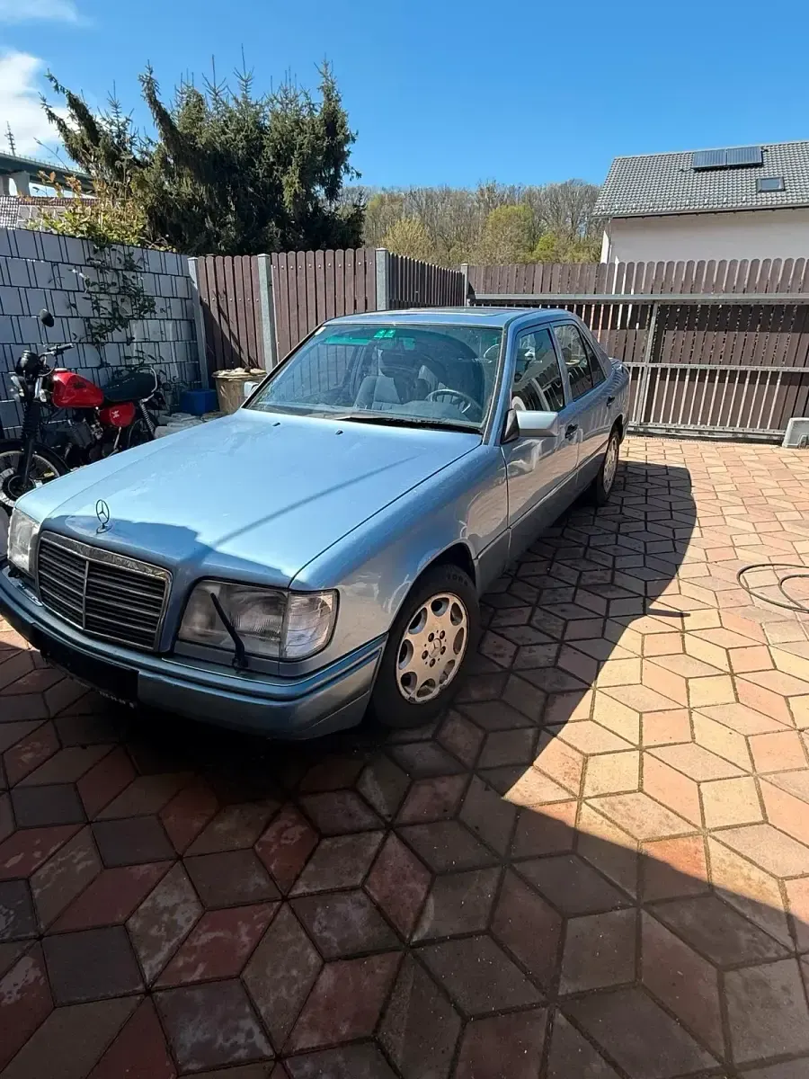 Gebraucht Mercedes E220 150 PS (110 kW) 1995 Blau Limousine