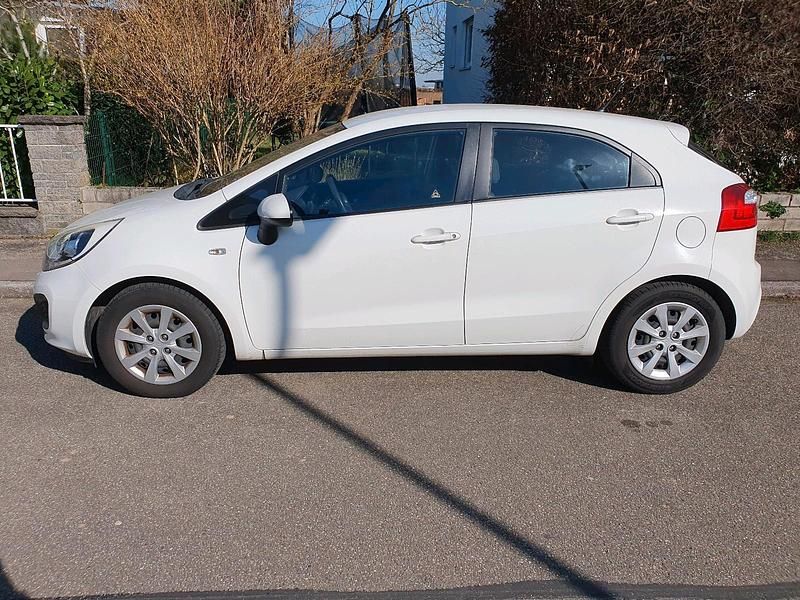 Second-hand Kia Rio 109 CP (80 kW) 2014 Alb Hatchback