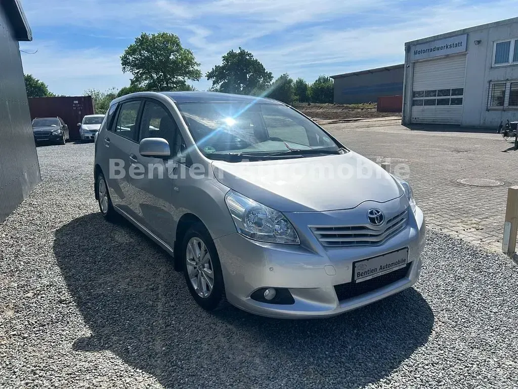Gebraucht Toyota Verso Edition 126 PS (92 kW) 2011 Silber Van / Kleinbus