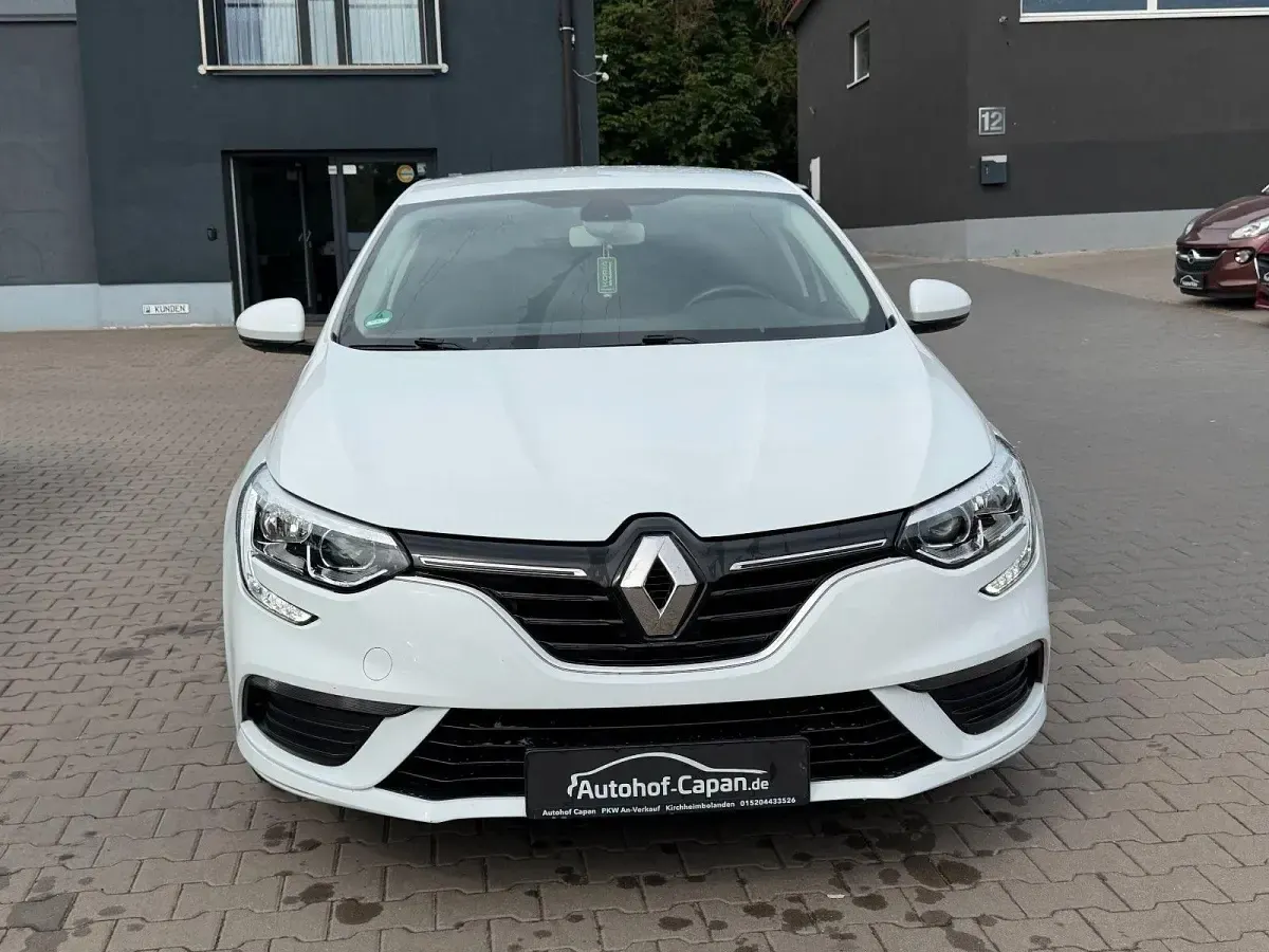 Gebraucht Renault Mégane GrandTour Play 132 PS (97 kW) 2018 Gletscherweiss Kombi