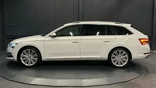 Gebraucht Skoda Superb LAURIN & KLEMENT 200 PS (147 kW) 2023 Weiss Kombi