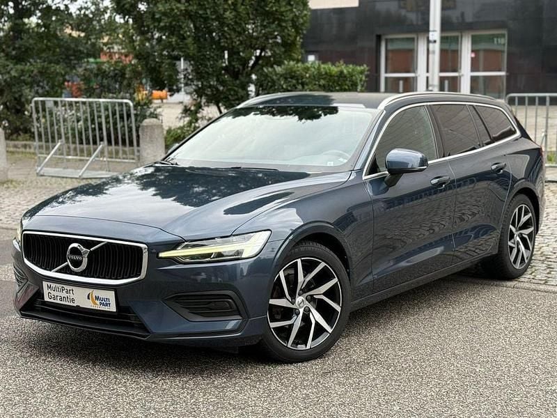 Blau Gebraucht 2019 Volvo V60 Momentum Kombi | 11.590 € - Bild 1/4
