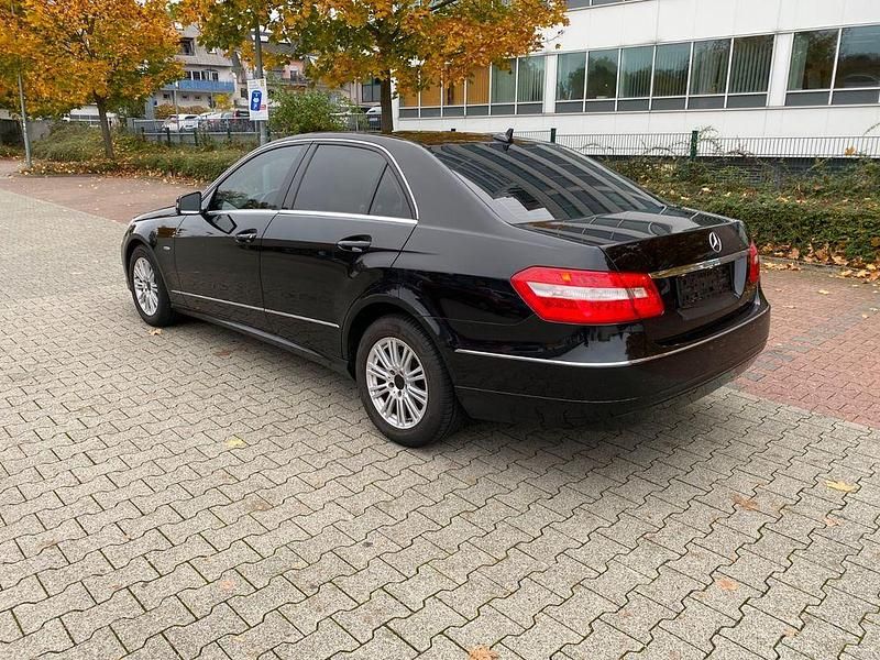 Gebraucht Mercedes E220 Elegance 170 PS (125 kW) 2010 Schwarz Limousine