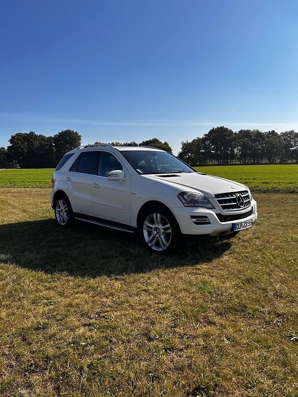Weiß Gebraucht 2011 Mercedes 300 Edition SUV | 13.200 € - Bild 1/4
