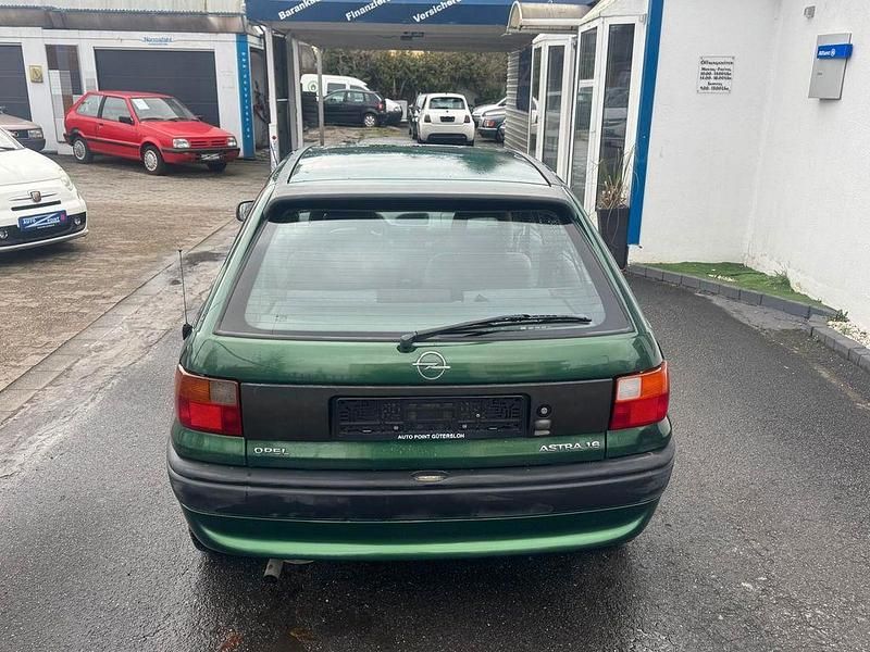 Second-hand Opel Astra 71 CP (52 kW) 1995 Verde Berlinǎ