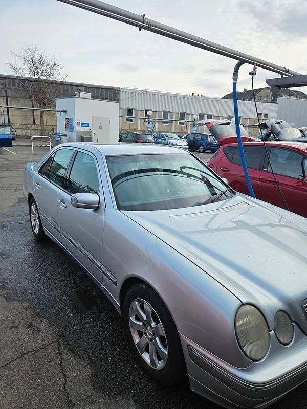 Gebraucht Mercedes E220 Elegance 143 PS (105 kW) 2000 Silber Limousine