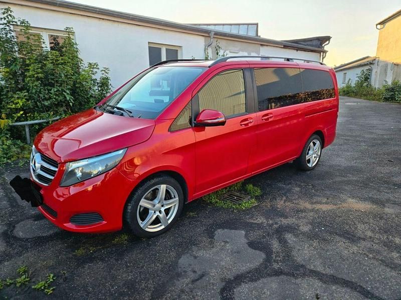 Rot Gebraucht 2017 Mercedes V220 Van / Kleinbus | 21.500 € - Bild 1/4