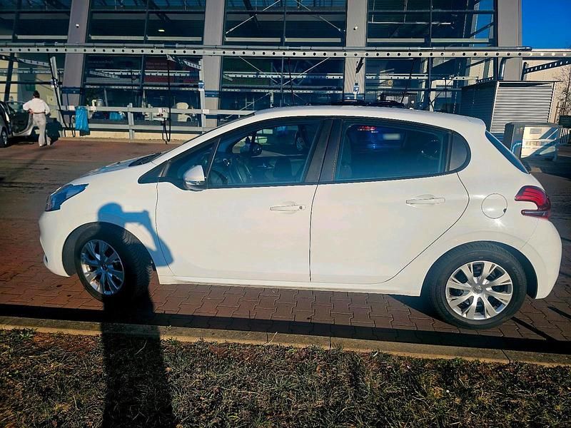 Gebraucht Peugeot 208 82 PS (60 kW) 2016 Weiß Kleinwagen