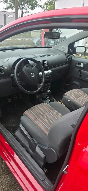 Rot Gebraucht 2009 VW Fox Kleinwagen | 850 € (Guter Preis) - Bild 1/4