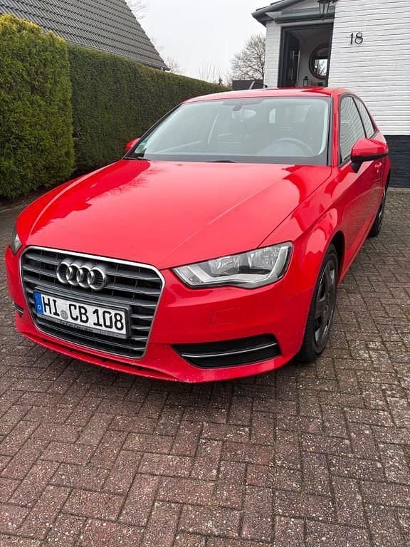 Gebraucht Audi A3 Attraction 110 PS (80 kW) 2015 Rot Limousine