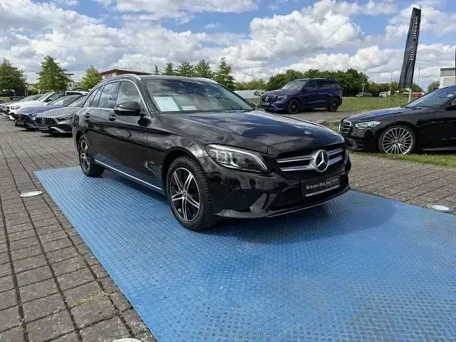 Gebraucht Mercedes C200 Avantgarde 184 PS (135 kW) 2021 Obsidianschwarz Kombi
