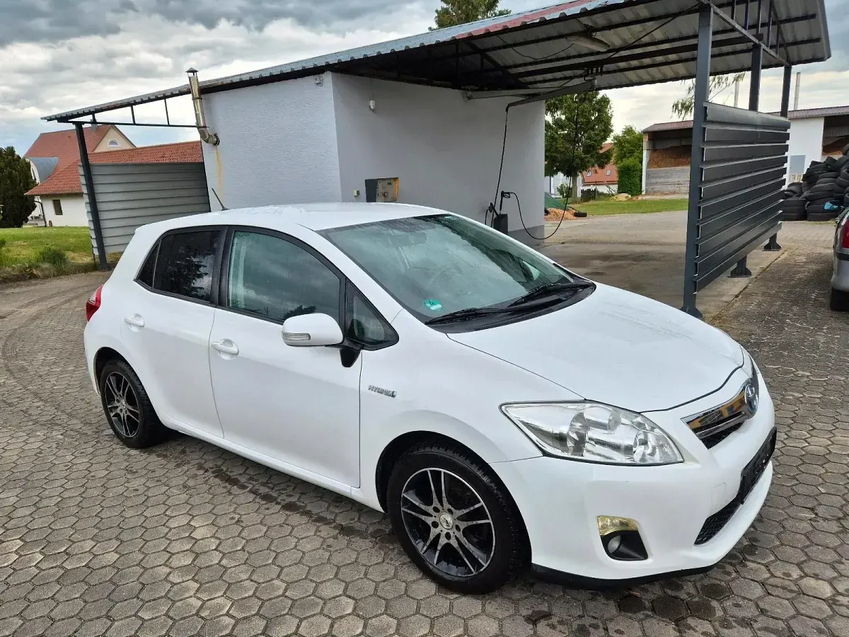 Gebraucht Toyota Auris 99 PS (72 kW) 2011 Weiß Kleinwagen