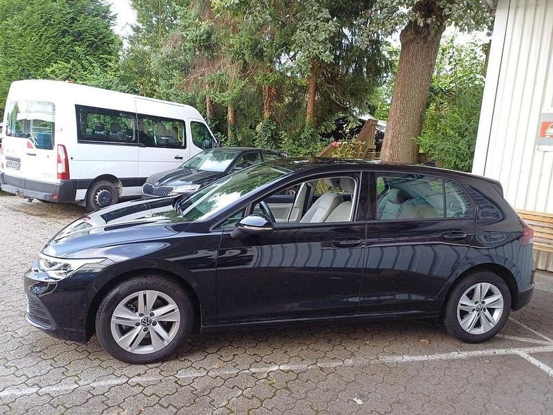 Gebraucht VW Golf VIII Life 131 PS (96 kW) 2022 Deep black perleffekt Limousine