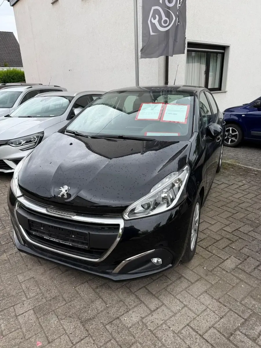 Gebraucht Peugeot 208 82 PS (60 kW) 2018 Schwarz Kleinwagen