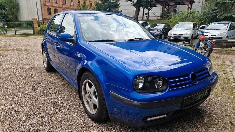 Blau Gebraucht 2002 VW Golf IV Kleinwagen | 1.500 € (Fairer Preis) - Bild 1/4