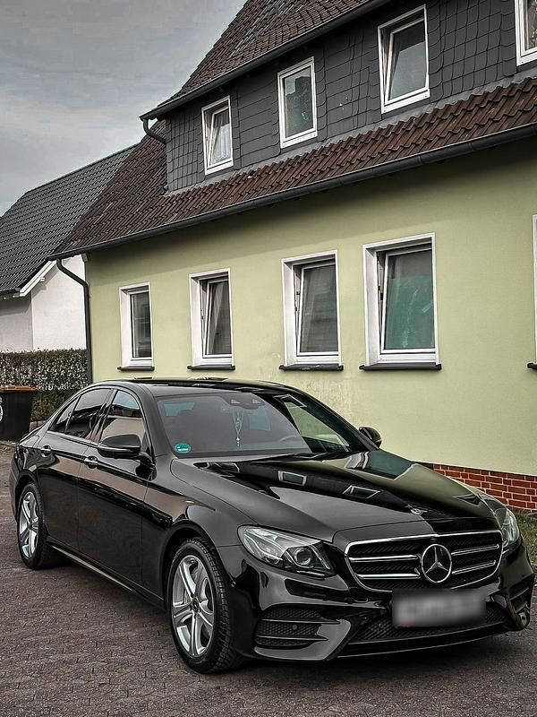 Schwarz Gebraucht 2017 Mercedes E350 Limousine | 23.000 € (Guter Preis) - Bild 1/4