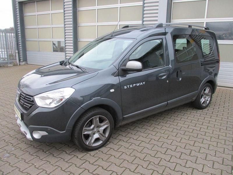 Grau Gebraucht 2020 Dacia Dokker Stepway Van / Kleinbus | 10.980 € (Etwas zu teuer) - Bild 1/4